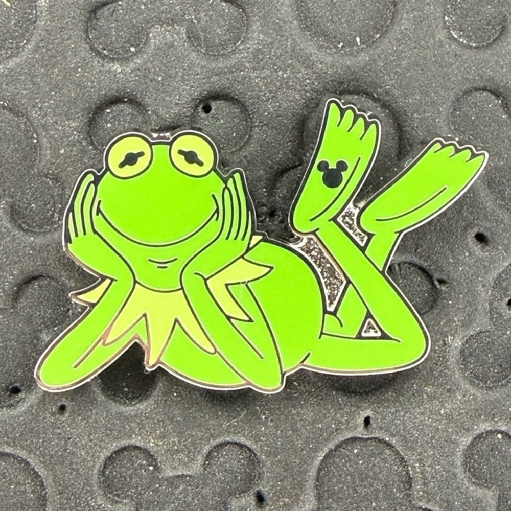 Disney parks wave b: green color story muppets Kermit the Frog trading pin